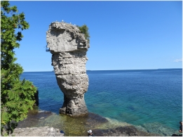 The name of the Flowerpot Island comes from two rock pillars on its eastern shore, which look like flower pots.